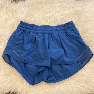 Lululemon Hotty Hot Short 2.5” Size 6 Blue